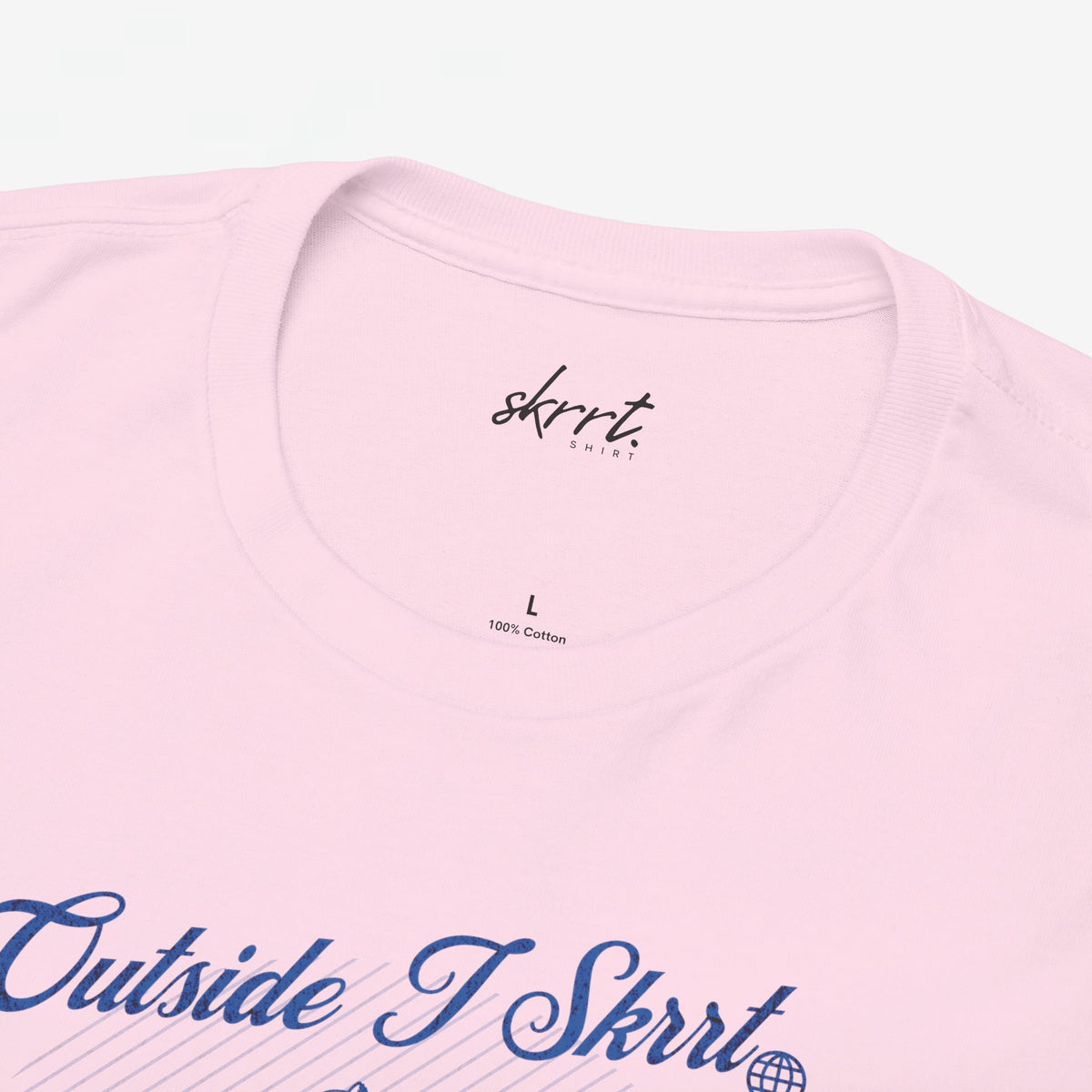Roze t-shirt met halslogo en 100% katoenlabel; bovenste deel borstprint zichtbaar