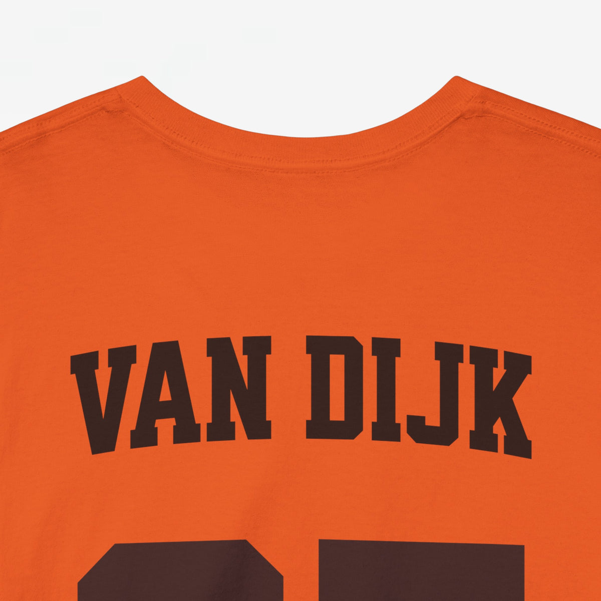 Oranje T-shirt met grote tekst “VAN DIJK” op borst