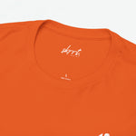 Detail: oranje T-shirt hals met merklogo en ‘100% Cotton’