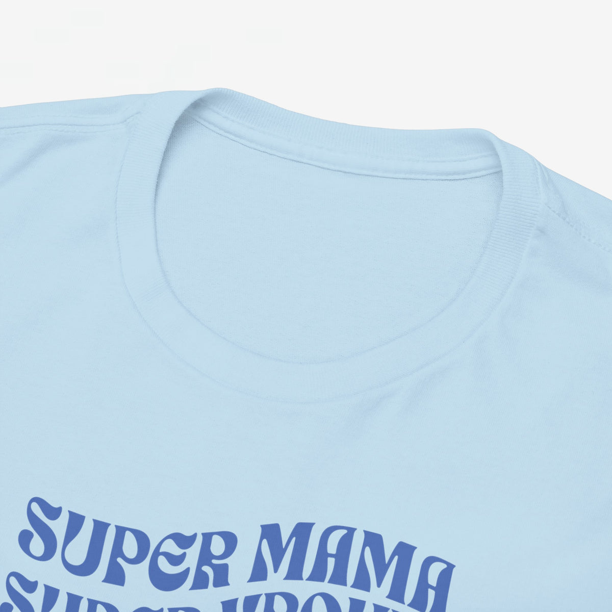Lichtblauwe t-shirtkraag en bovenste deel van blauwe ‘Super mama’-opdruk