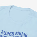 Lichtblauwe t-shirtkraag en bovenste deel van blauwe ‘Super mama’-opdruk