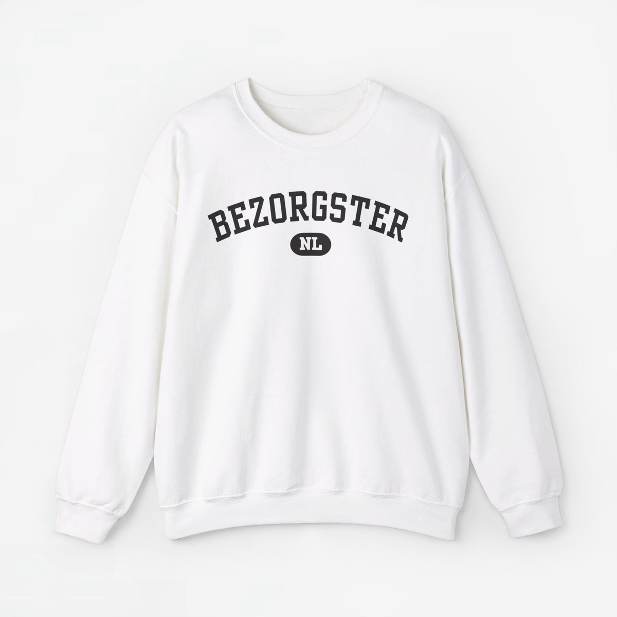 Witte trui met ronde hals en BEZORGSTER-print met NL-logo op de borst