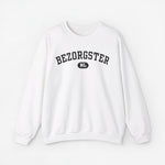Witte trui met ronde hals en BEZORGSTER-print met NL-logo op de borst