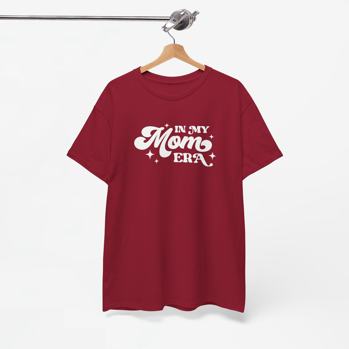 Bordeauxrode T-shirt met ronde hals en witte 'In My Mom Era'-opdruk op de borst