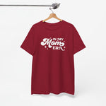 Bordeauxrode T-shirt met ronde hals en witte 'In My Mom Era'-opdruk op de borst