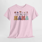 T-shirt lichtroze met bloemenprint en gekleurde "MAMA" letters; close look op de borst