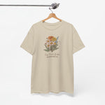 Zandkleurig T-shirt met bloemenboeketprint op de borst, hangend op een houten hanger