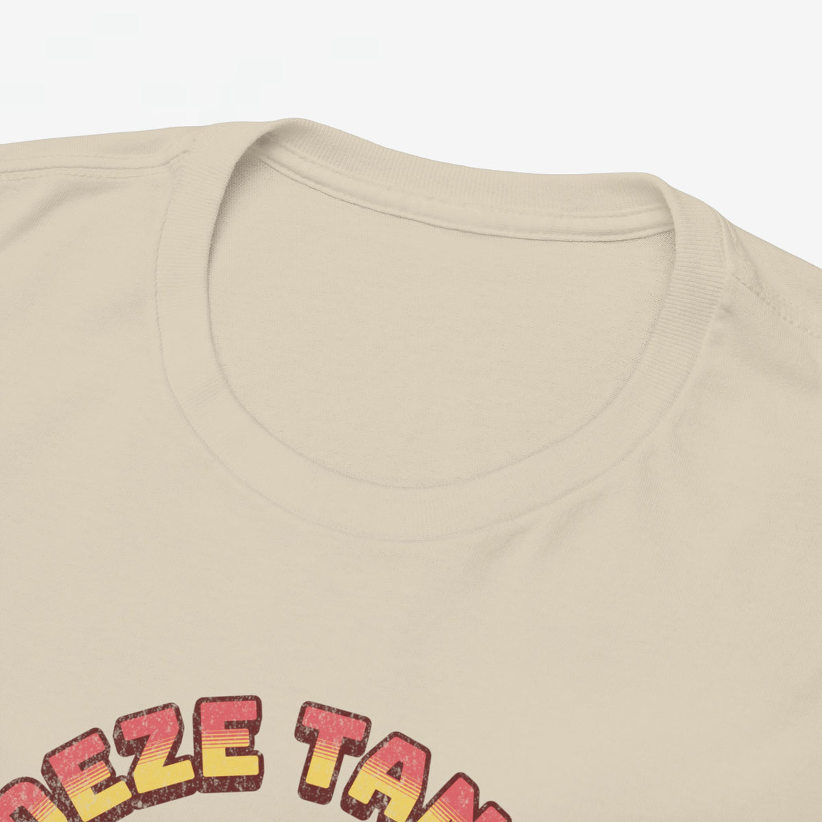 Zandkleurige T-shirt kraag met deels zichtbare rode print op de borst