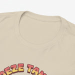 Zandkleurige T-shirt kraag met deels zichtbare rode print op de borst