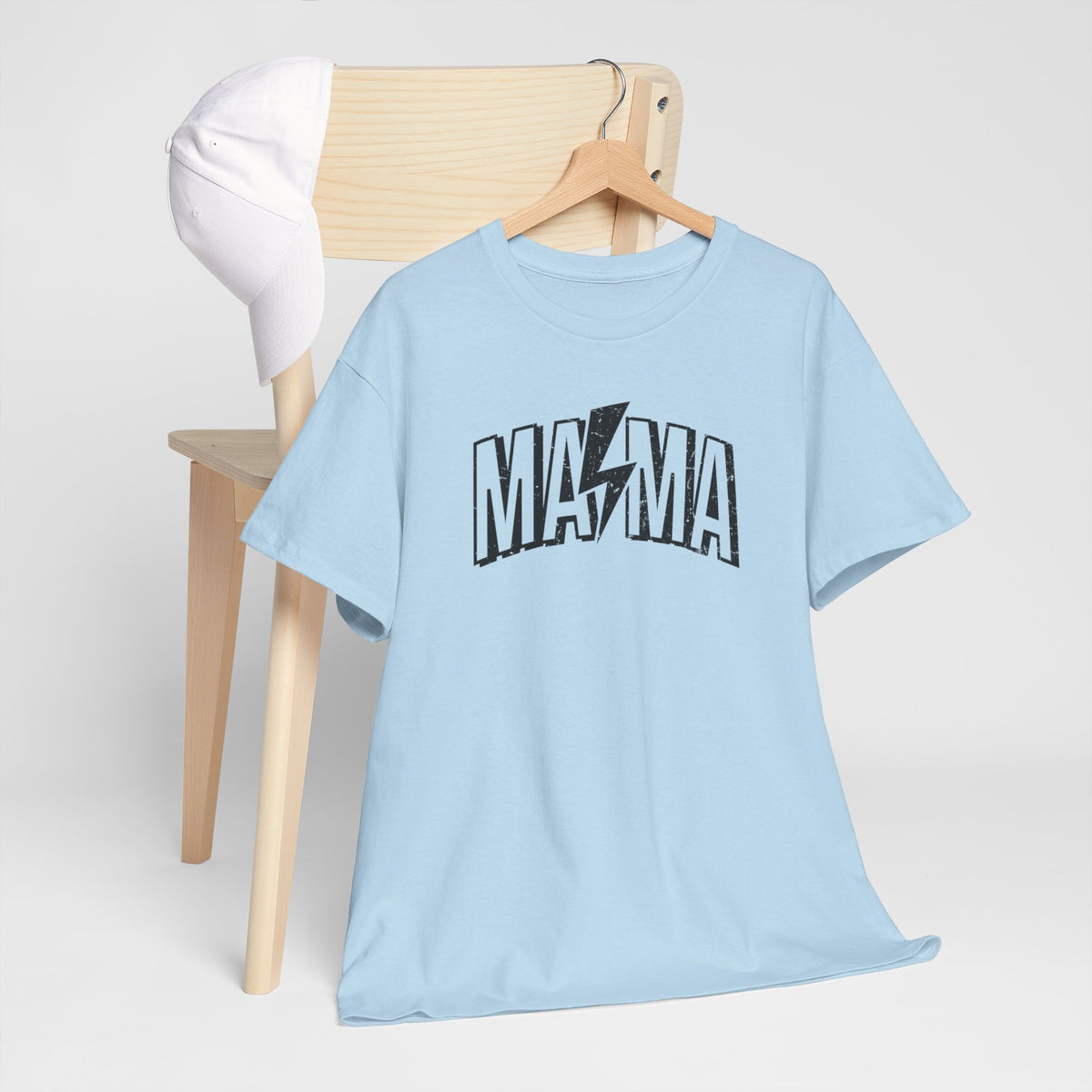 Lichtblauwe T-shirt met MA*MA-opdruk aan houten hanger