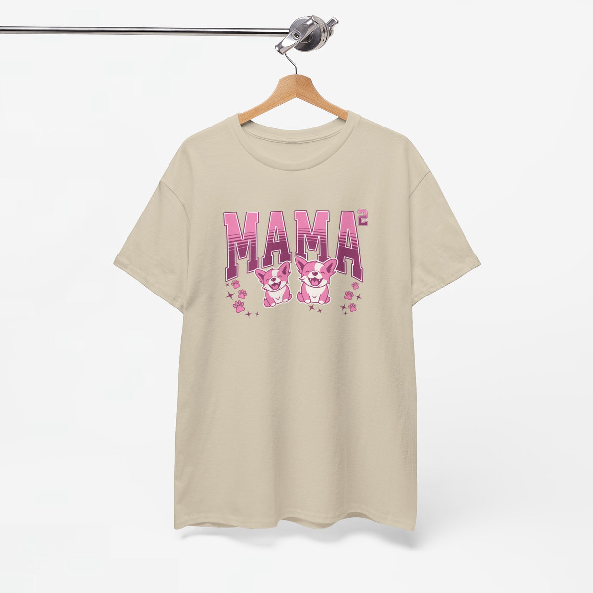 Zandkleurige T-shirt met roze 'Mama²' opdruk aan houten hanger, ronde hals