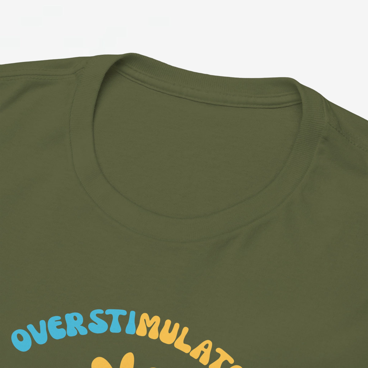 Olijfgroen T-shirt met ronde hals en close-up van bloem- en tekstprint