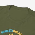 Olijfgroen T-shirt met ronde hals en close-up van bloem- en tekstprint