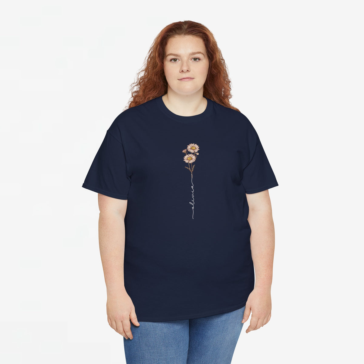 Donkerblauwe T-shirt met bloemillustratie en sierlijke verticale tekst op de borst