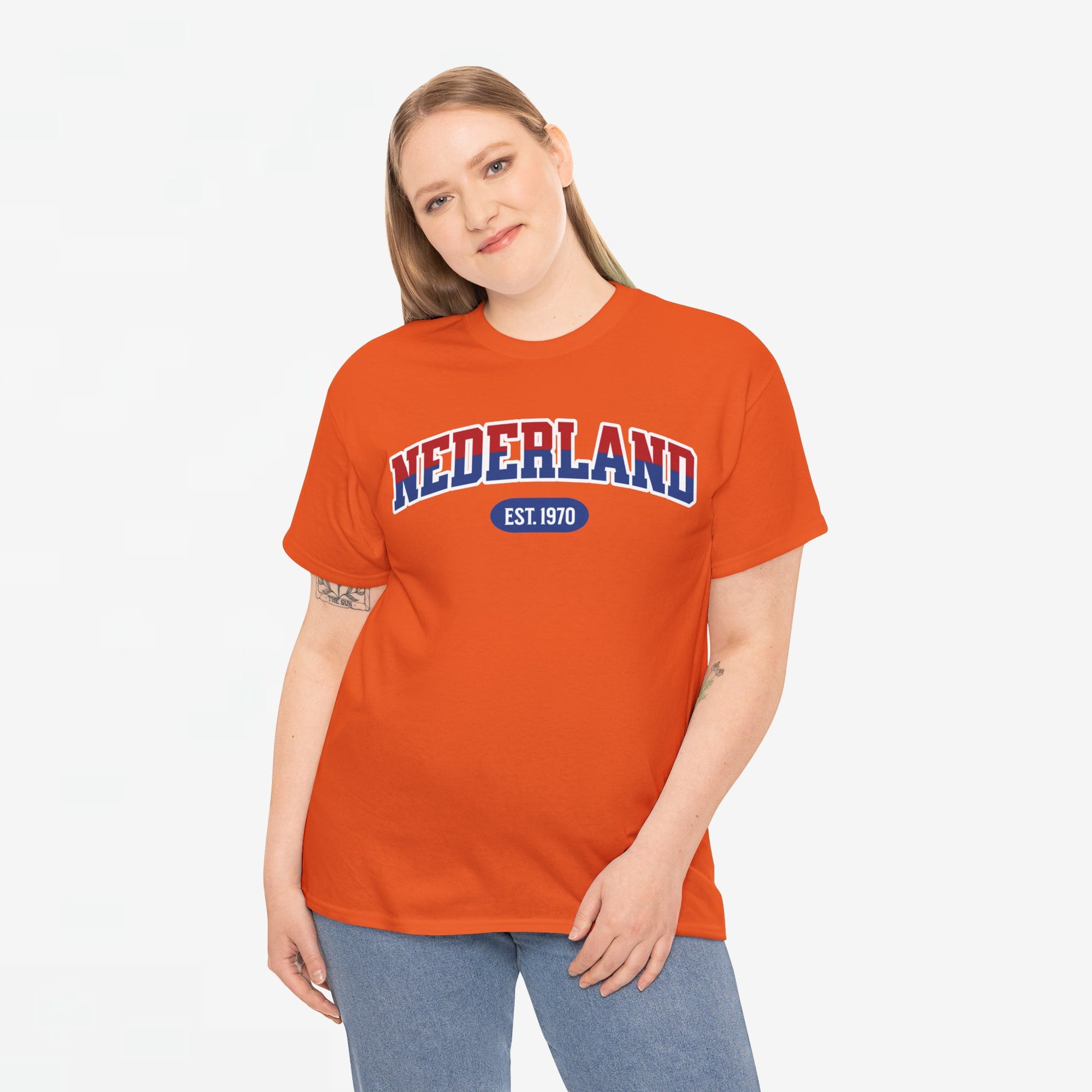 Oranje T-shirt voor EK, WK en Koningsdag - Personaliseer met Naam, Jaar & Rugnummer - NEDERLAND (rode en blauwe tekst)