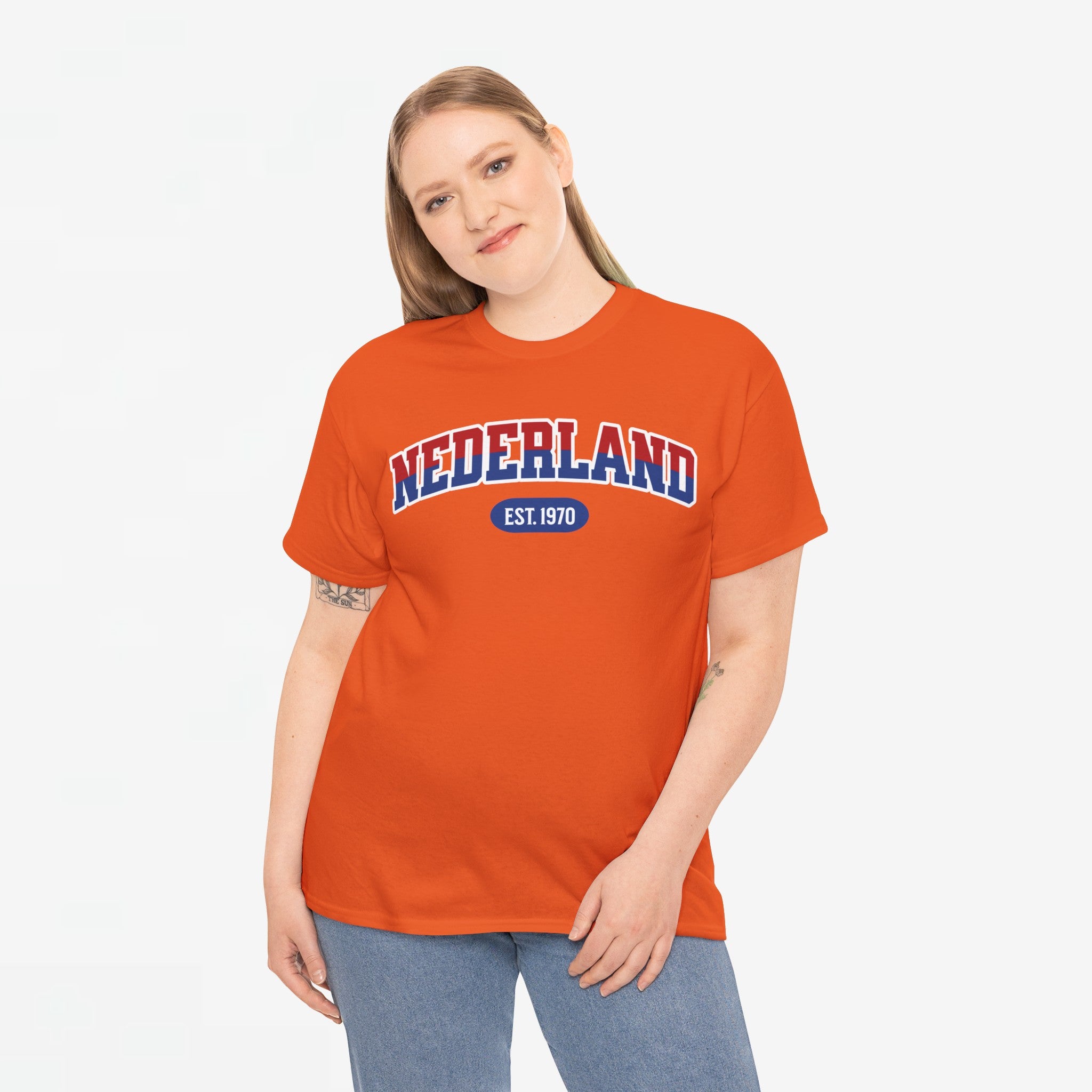 Oranje T-shirt voor EK, WK en Koningsdag - Personaliseer met Naam, Jaar & Rugnummer - NEDERLAND (rode en blauwe tekst)