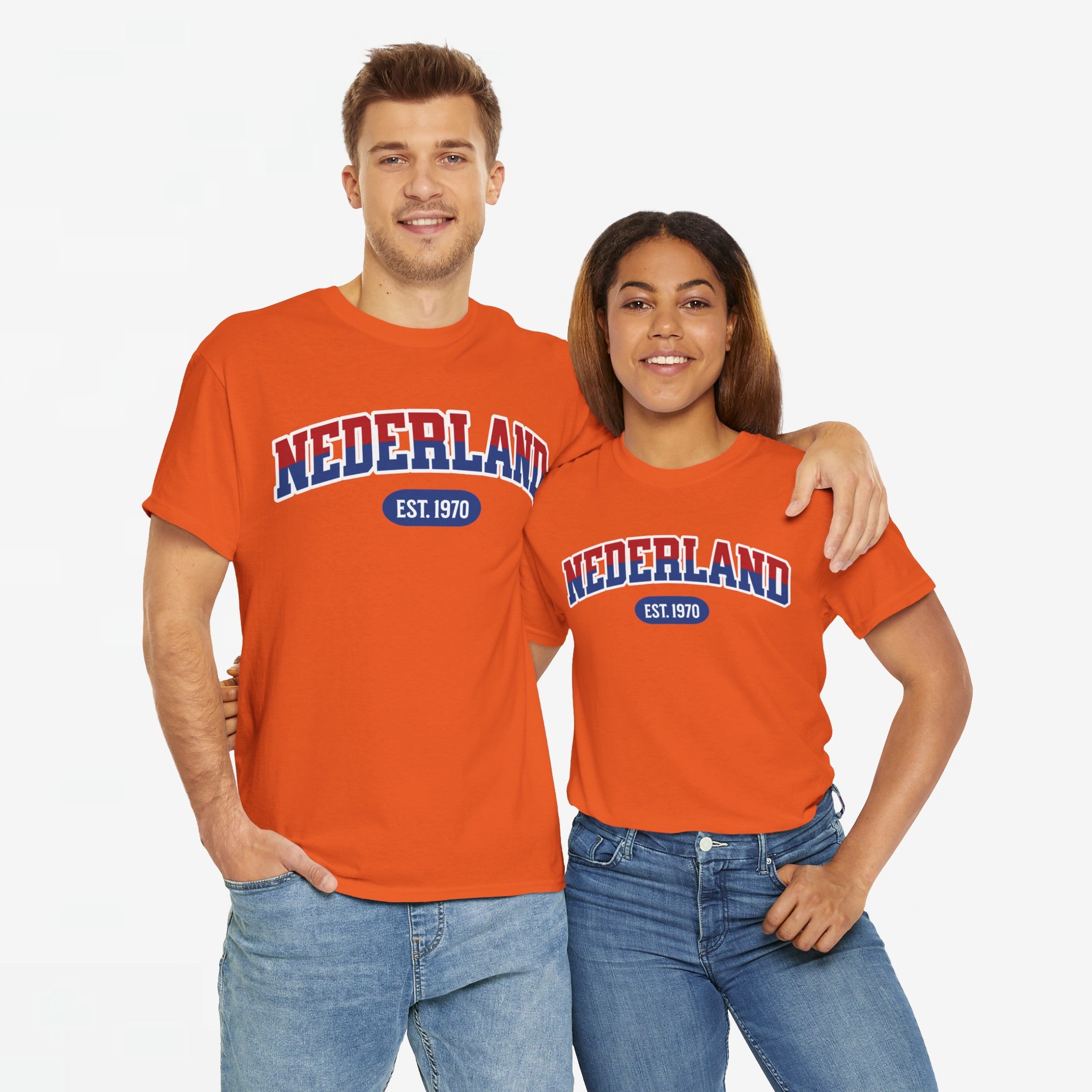 Oranje T-shirt voor EK, WK en Koningsdag - Personaliseer met Naam, Jaar & Rugnummer - NEDERLAND (rode en blauwe tekst)