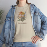 Beige T-shirt met bloemenboeketprint op de borst, gedragen onder een spijkerjack