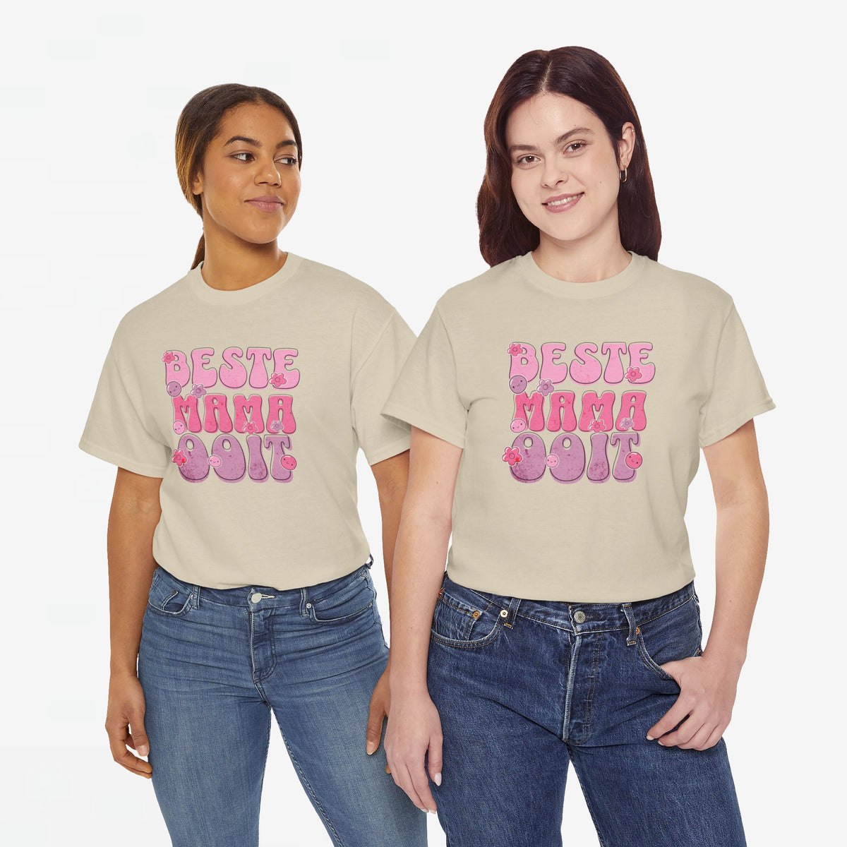 Oversized t-shirt in zandkleur met roze “BESTE MAMA Ooit”-opdruk op de borst