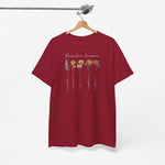 Rood T-shirt met bloemenprint en cursieve tekst, opgehangen aan houten hanger