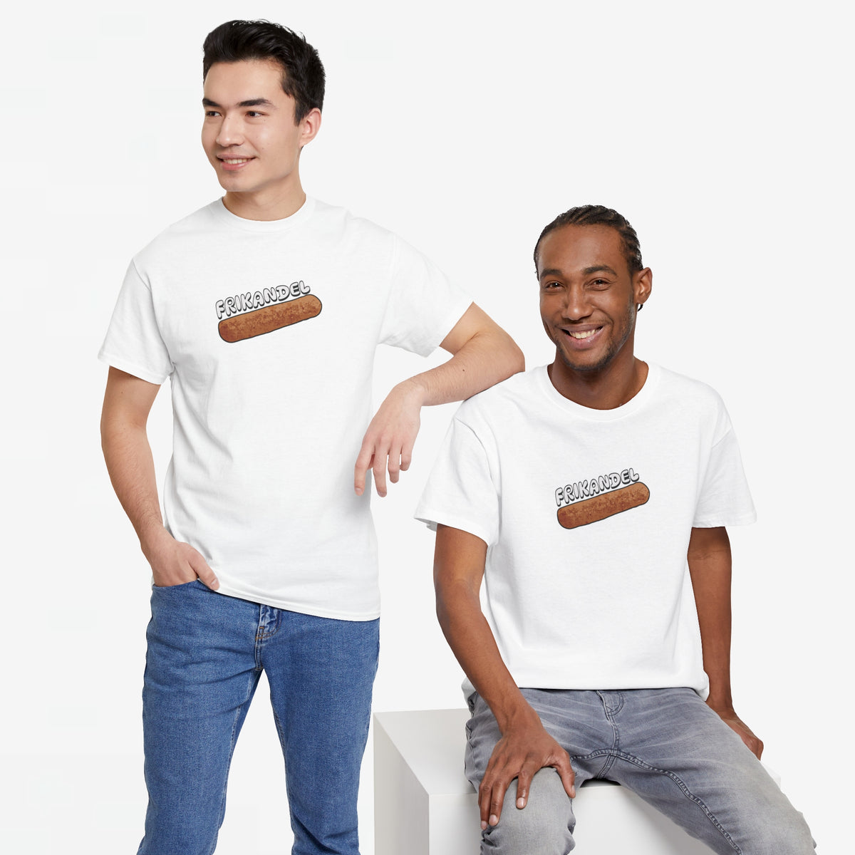 Oversized witte T-shirts met frikandel print, twee mannen in beeld