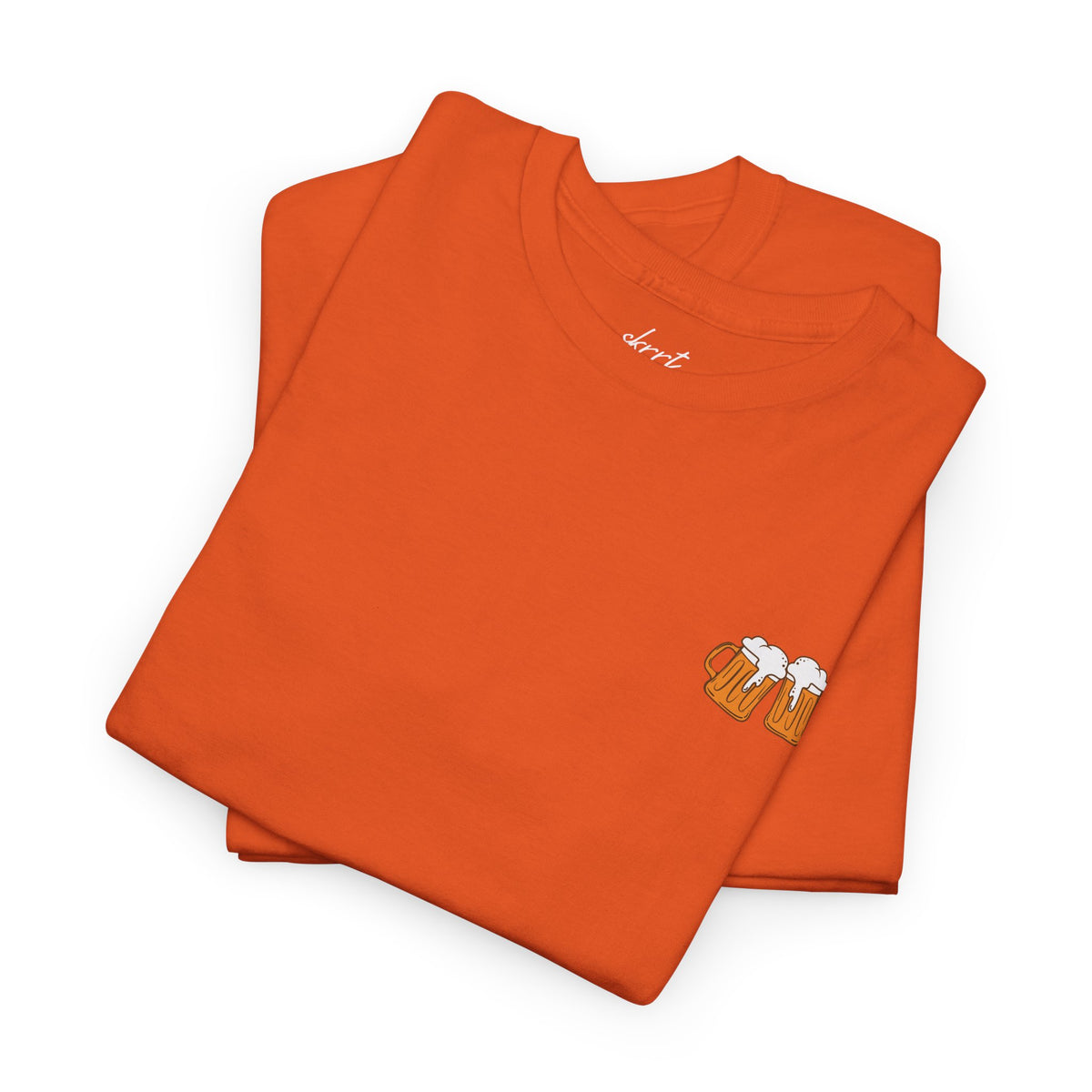 Oranje T-shirts (gestapeld) met kleine witte borstprint en ronde hals.