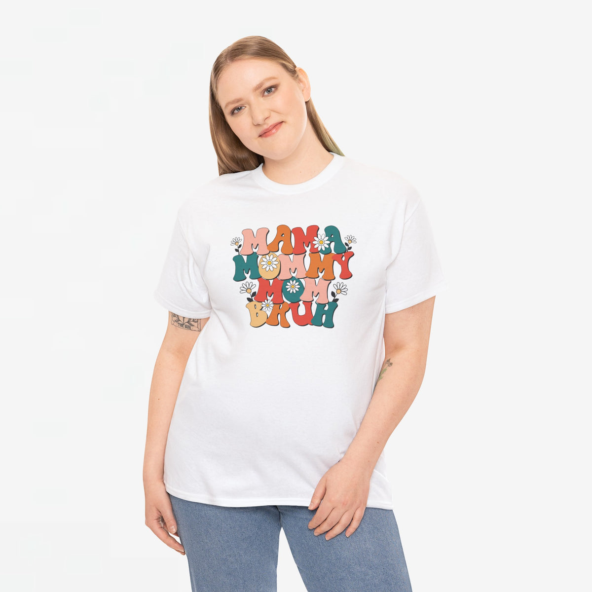 Wit oversized T-shirt met ronde hals en kleurrijke “MAMA MOMMY MOM BRUH” print op de borst.