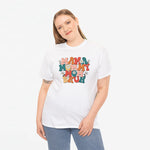 Wit oversized T-shirt met ronde hals en kleurrijke “MAMA MOMMY MOM BRUH” print op de borst.