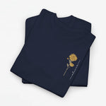 Marineblauw T-shirt met kleine bloemillustratie op de borst, met dunne lijnfiguur