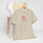 Oversized zandkleurige T-shirt op standaard met aardbeienprint en 'Beste Mama'.