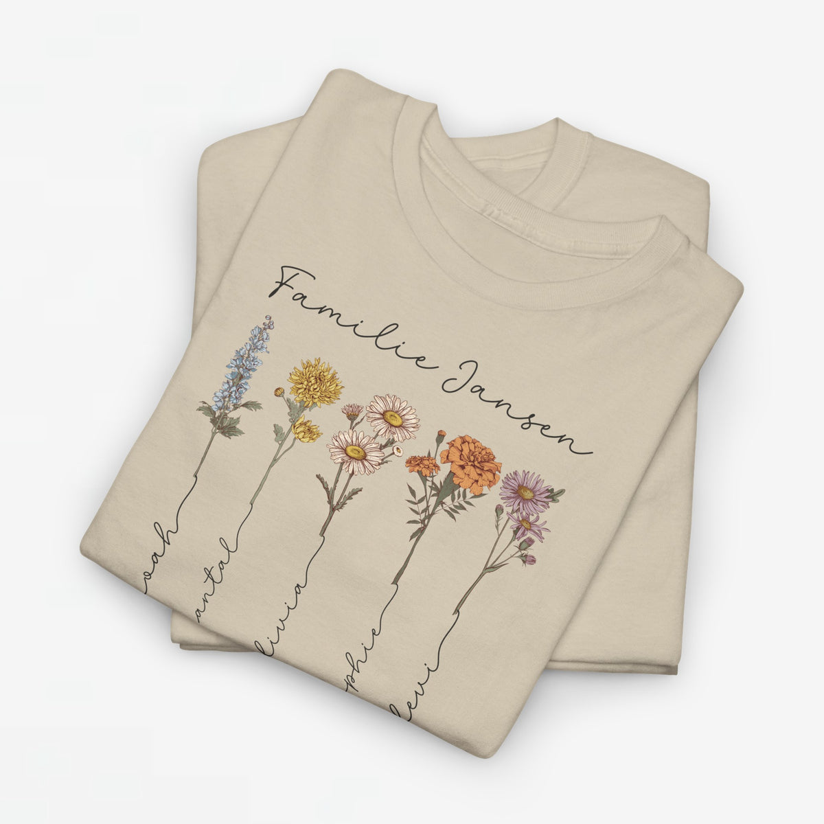 Beige t-shirt met bloemenprint en familienaam op de borst, korte mouwen