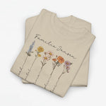Beige t-shirt met bloemenprint en familienaam op de borst, korte mouwen