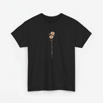Zwart T-shirt met geborduurde margrietbloem en slingernaam op de borst