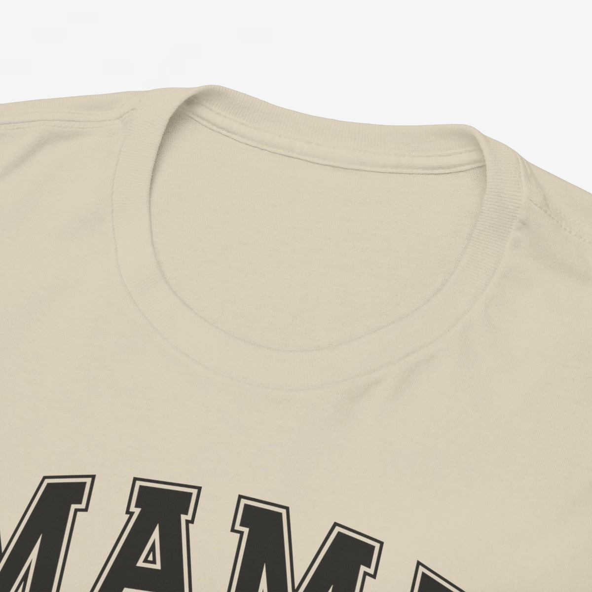 Beige T-shirt met ronde hals en “MAMA”-opdruk; close-up van de kraag