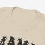 Beige T-shirt met ronde hals en “MAMA”-opdruk; close-up van de kraag