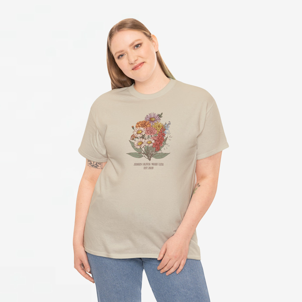 Beige t-shirt met bloemenboeketprint en decoratieve tekst onderaan.