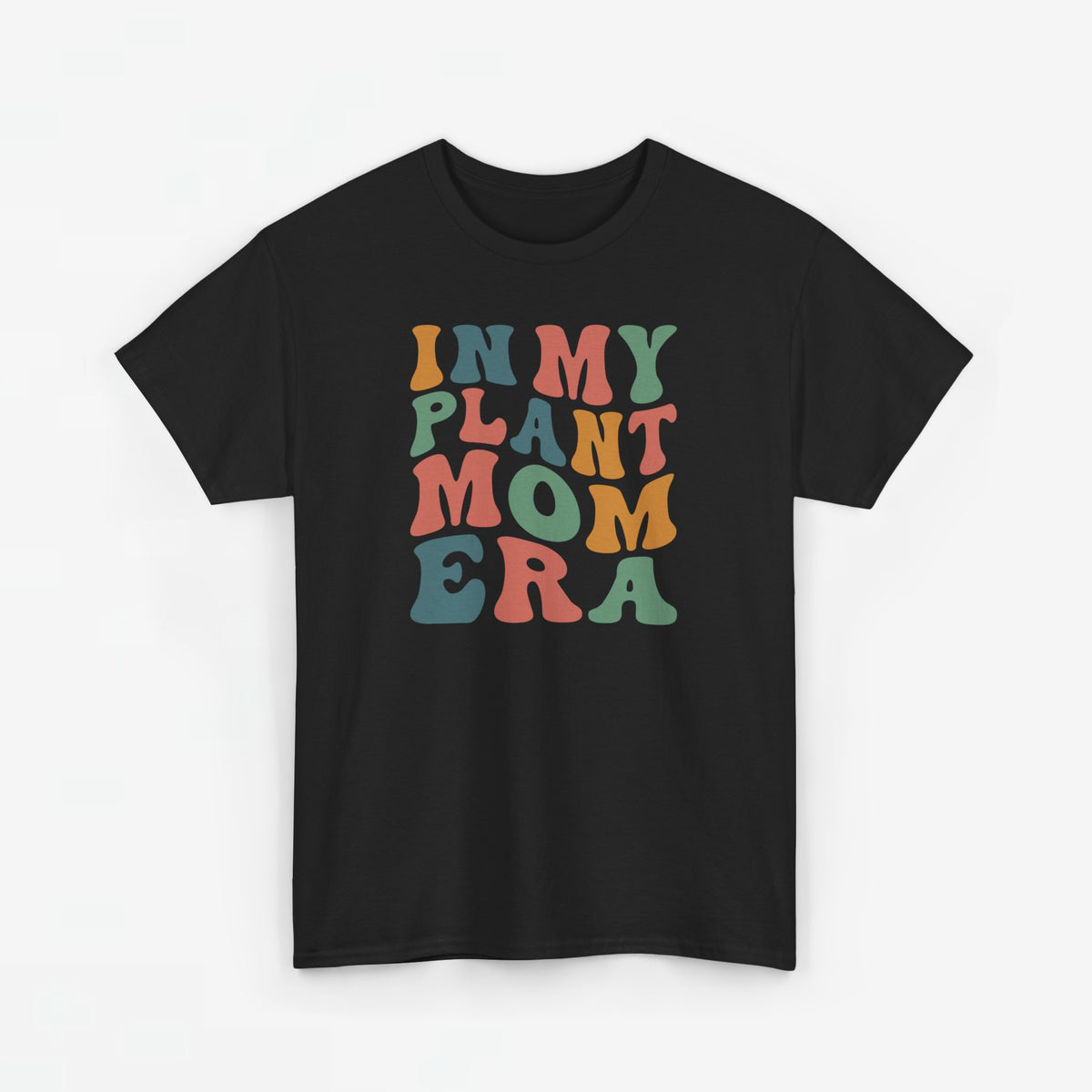 Zwarte t-shirt met kleurrijke 'IN MY PLANT MOM ERA' tekstprint op de borst