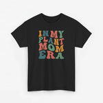 Zwarte t-shirt met kleurrijke 'IN MY PLANT MOM ERA' tekstprint op de borst