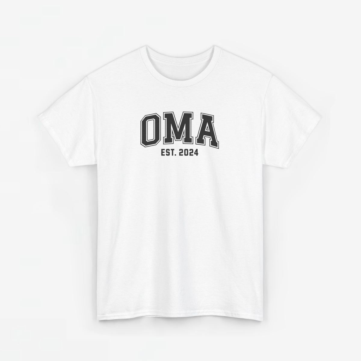 Witte T-shirt met OMA-est. 2024 borstprint