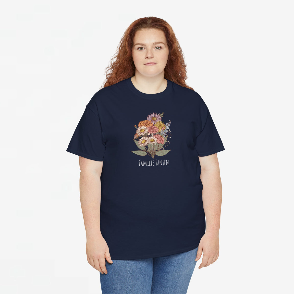 Donkerblauwe T-shirt met bloemenboeketprint en 'Familie Jansen' onder de afbeelding