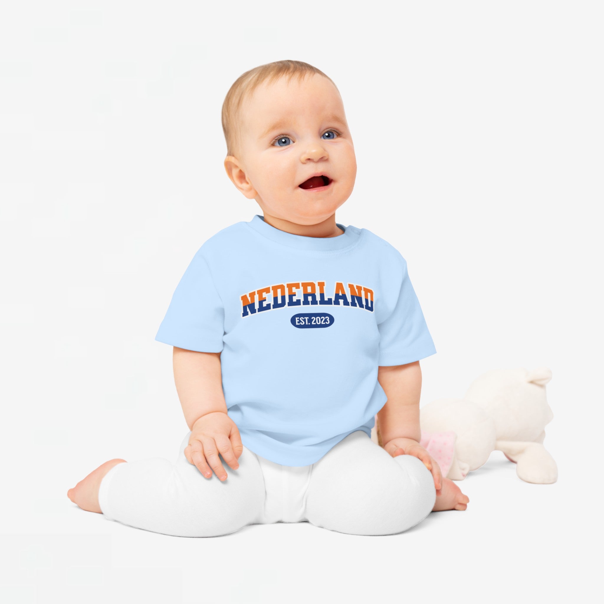 Baby T-shirt voor EK, WK en Koningsdag - Personaliseer met Naam, Jaar & Rugnummer - NEDERLAND (oranje en blauwe tekst)