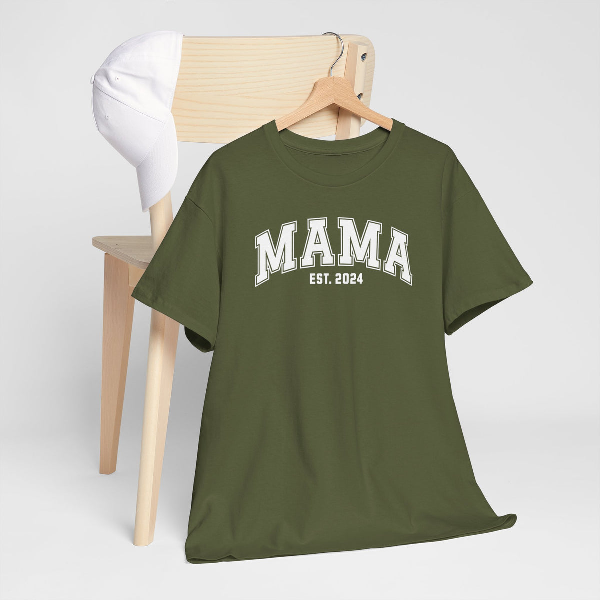 Legergroen T-shirt met opdruk “MAMA” en “EST. 2024” op de borst.