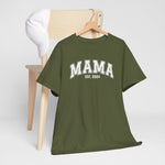 Legergroen T-shirt met opdruk “MAMA” en “EST. 2024” op de borst.