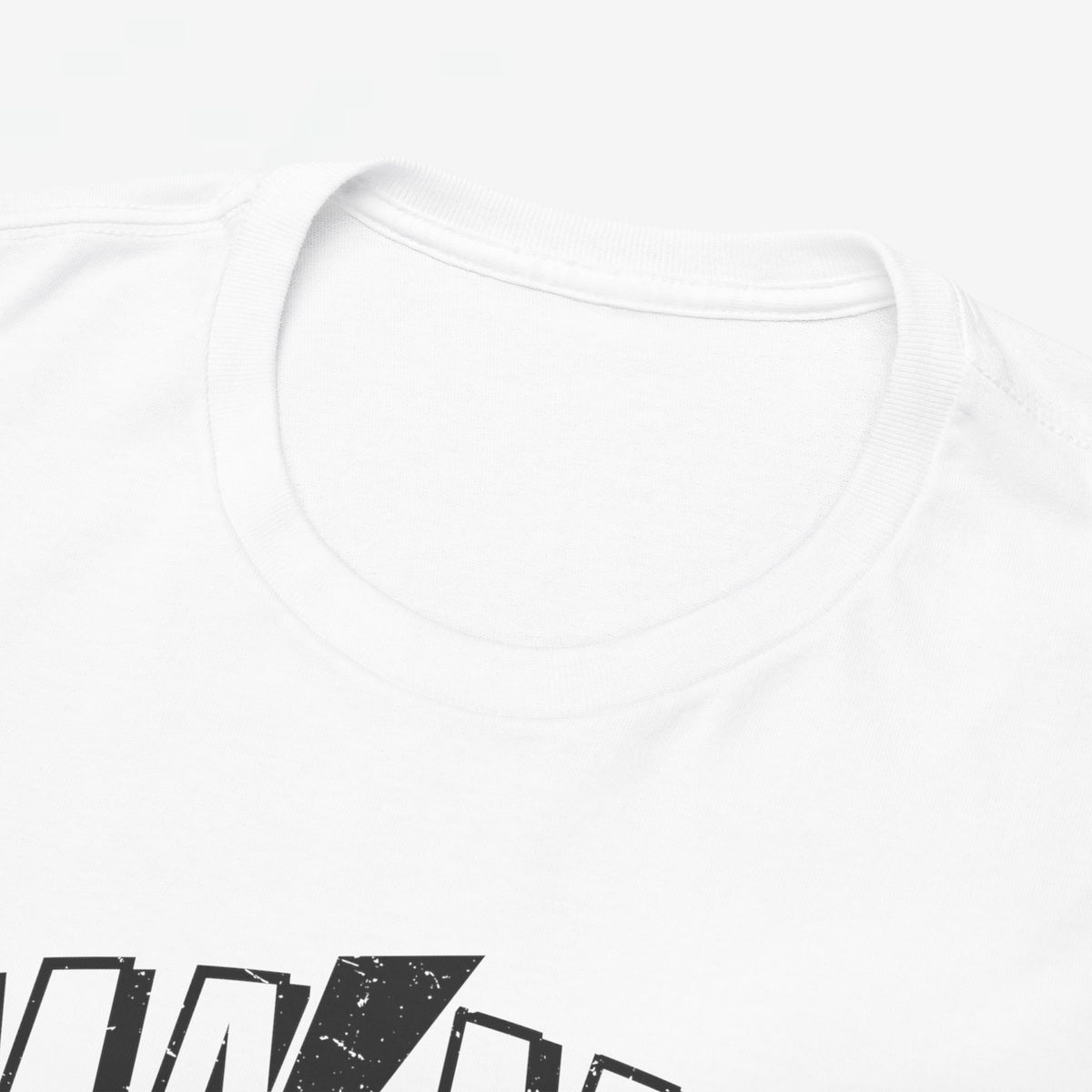 Witte T-shirt halsboord en gladde stof met gedeeltelijke MA$MA-print.
