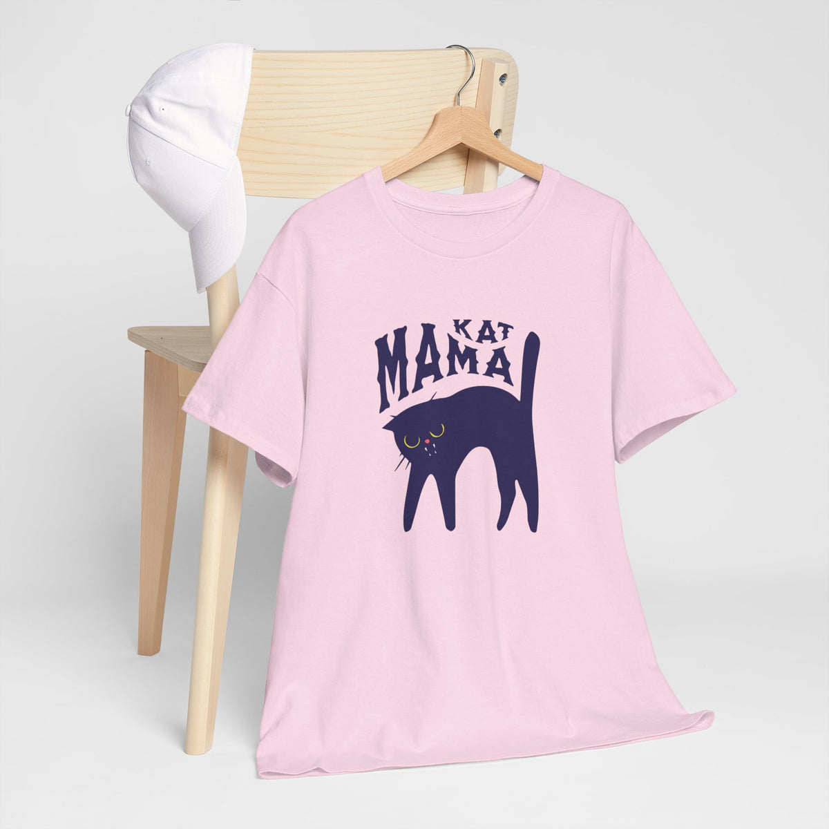 Roze T-shirt op houten hanger met 'KAT MAMA' print en zwarte katfiguur