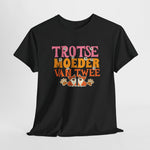 Zwarte t-shirt met kleurrijke opdruk van tekst en honden/katten op de borst.