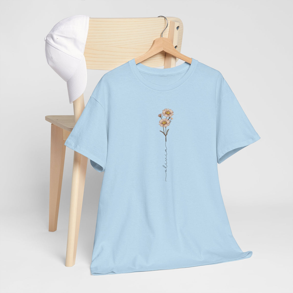 Lichtblauw T-shirt aan houten hanger met bloemen- en tekstlijnprint