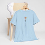 Lichtblauw T-shirt aan houten hanger met bloemen- en tekstlijnprint