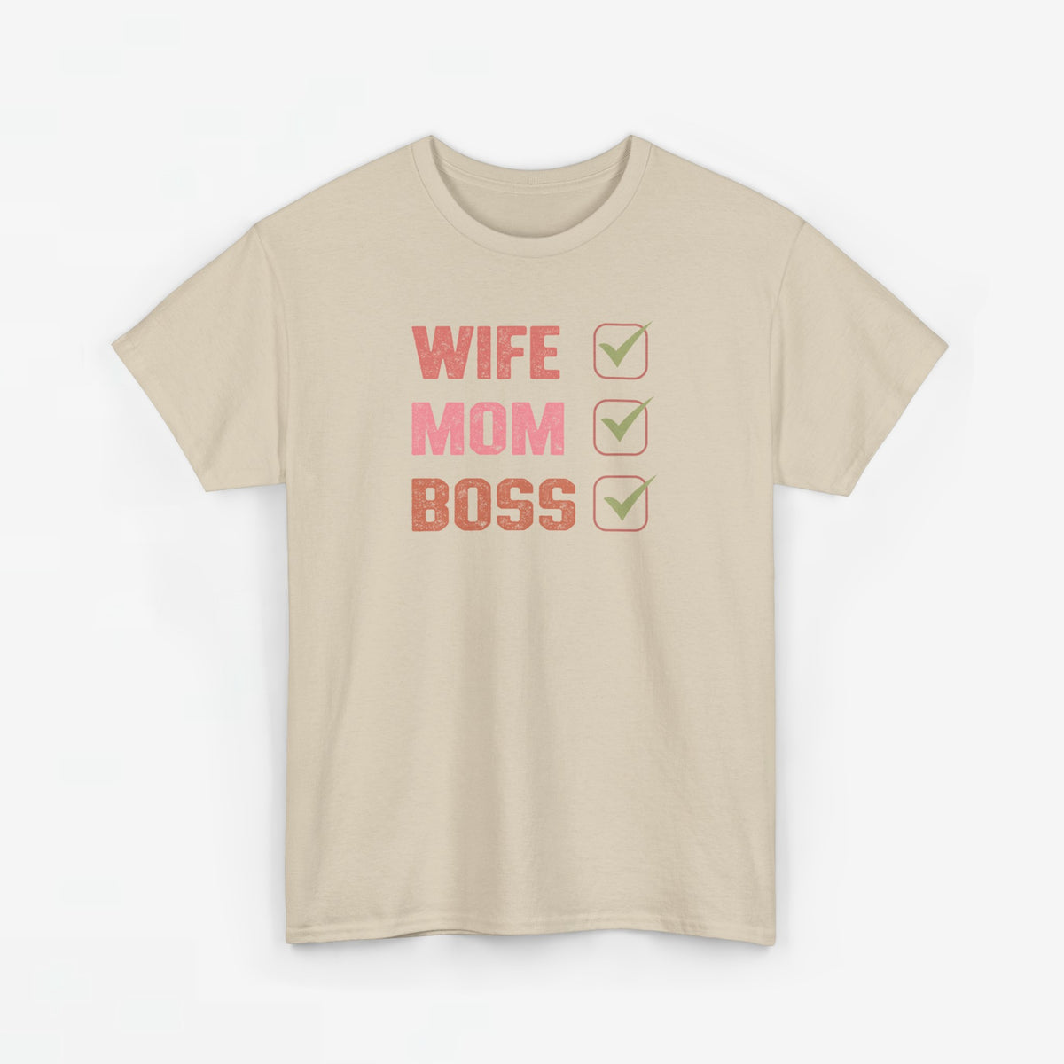Sandkleurige t-shirt met opdruk 'WIFE MOM BOSS' en groene vinkjes