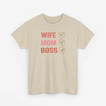 Sandkleurige t-shirt met opdruk 'WIFE MOM BOSS' en groene vinkjes